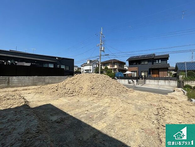 周辺は落ち着いた街並みの住宅地!子育てがしやすい住環境です!まだ未完成ですが、現地でしかわからない事もございます。是非一度ご覧ください。