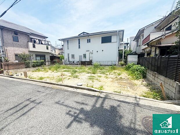 周辺は落ち着いた街並みの住宅地!子育てがしやすい住環境です!まだ未完成ですが、現地でしかわからない事もございます。是非一度ご覧ください。