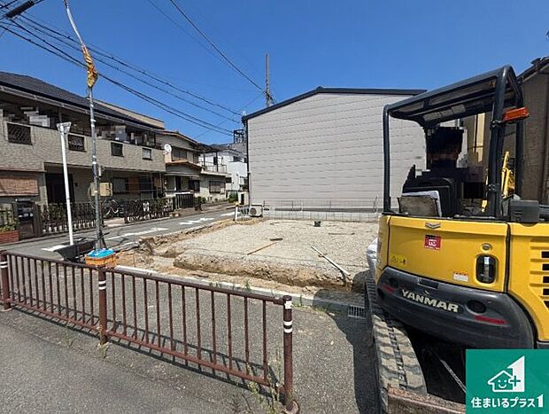 周辺は落ち着いた街並みの住宅地!子育てがしやすい住環境です!まだ未完成ですが、現地でしかわからない事もございます。是非一度ご覧ください。