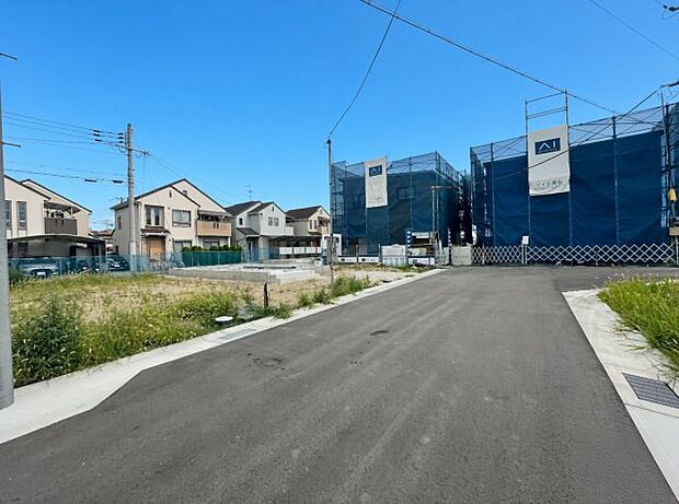 周辺は落ち着いた街並みの住宅地！子育てがしやすい住環境です！まだ未完成ですが、現地でしかわからない事もございます。是非一度ご覧ください。