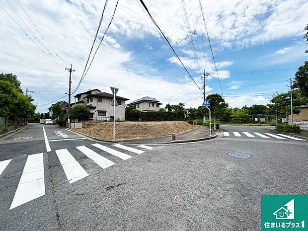 周辺は閑静な住宅街です。前面道路もしっかりと有りますので車の出し入れも安心ですよ!