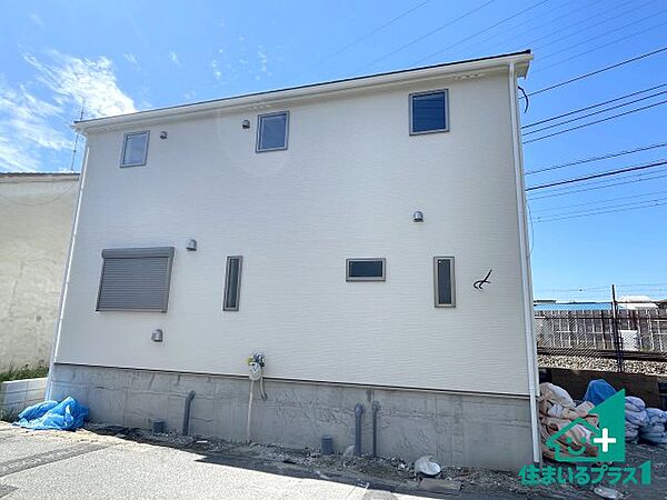 周辺は落ち着いた街並みの住宅地！子育てがしやすい住環境です！まだ未完成ですが、現地でしかわからない事もございます。是非一度ご覧ください。