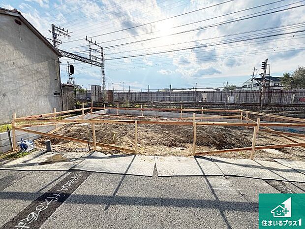 周辺は落ち着いた街並みの住宅地!子育てがしやすい住環境です!まだ未完成ですが、現地でしかわからない事もございます。是非一度ご覧ください。