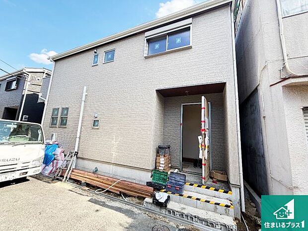 周辺は落ち着いた街並みの住宅地!子育てがしやすい住環境です!まだ未完成ですが、現地でしかわからない事もございます。是非一度ご覧ください。