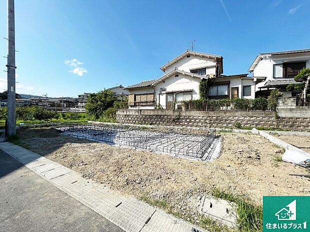 周辺は落ち着いた街並みの住宅地!子育てがしやすい住環境です!まだ未完成ですが、現地でしかわからない事もございます。是非一度ご覧ください。