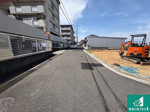 周辺は落ち着いた街並みの住宅地!子育てがしやすい住環境です!まだ未完成ですが、現地でしかわからない事もございます。是非一度ご覧ください。