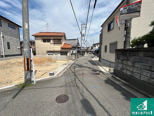 周辺は閑静な住宅街です。前面道路もしっかりと有りますので車の出し入れも安心ですよ!