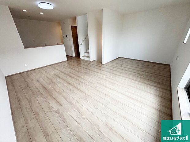 シンプルなリビングは、ソファーを置いたり、観葉植物を置いたり、家具の配置やインテリアで住む人のこだわりを活かすゆとりある空間にしてください♪