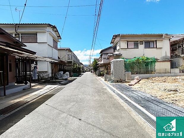 周辺は閑静な住宅街です。前面道路もしっかりと有りますので車の出し入れも安心ですよ!