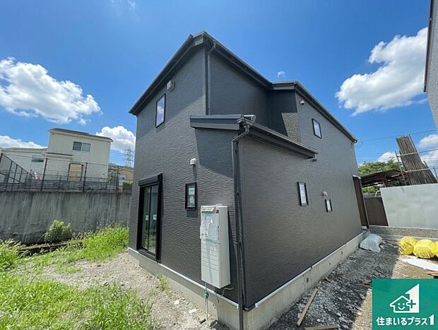 周辺は落ち着いた街並みの住宅地！子育てがしやすい住環境です！まだ未完成ですが、現地でしかわからない事もございます。是非一度ご覧ください。