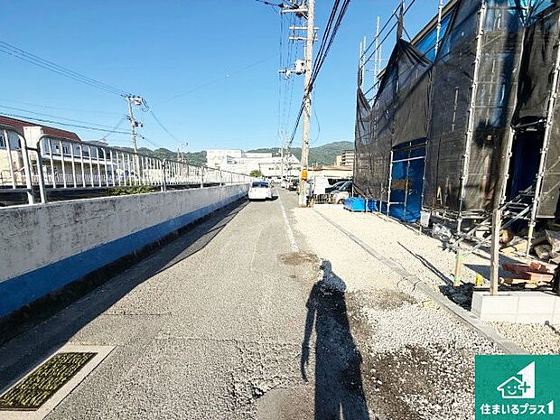 周辺は落ち着いた街並みの住宅地！子育てがしやすい住環境です！まだ未完成ですが、現地でしかわからない事もございます。是非一度ご覧ください。