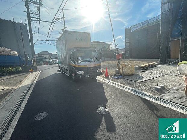 周辺は落ち着いた街並みの住宅地！子育てがしやすい住環境です！まだ未完成ですが、現地でしかわからない事もございます。是非一度ご覧ください。