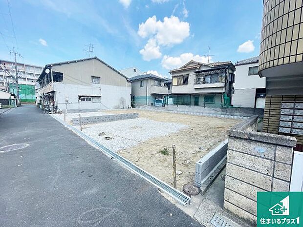 周辺は落ち着いた街並みの住宅地！子育てがしやすい住環境です！まだ未完成ですが、現地でしかわからない事もございます。是非一度ご覧ください。