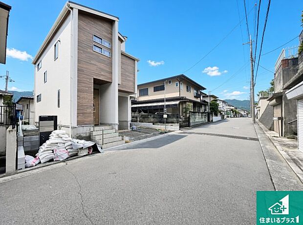 周辺は落ち着いた街並みの住宅地!子育てがしやすい住環境です!まだ未完成ですが、現地でしかわからない事もございます。是非一度ご覧ください。
