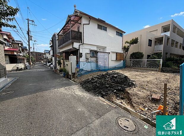 周辺は落ち着いた街並みの住宅地!子育てがしやすい住環境です!まだ未完成ですが、現地でしかわからない事もございます。是非一度ご覧ください。
