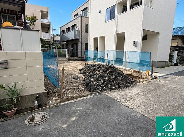 周辺は落ち着いた街並みの住宅地!子育てがしやすい住環境です!まだ未完成ですが、現地でしかわからない事もございます。是非一度ご覧ください。