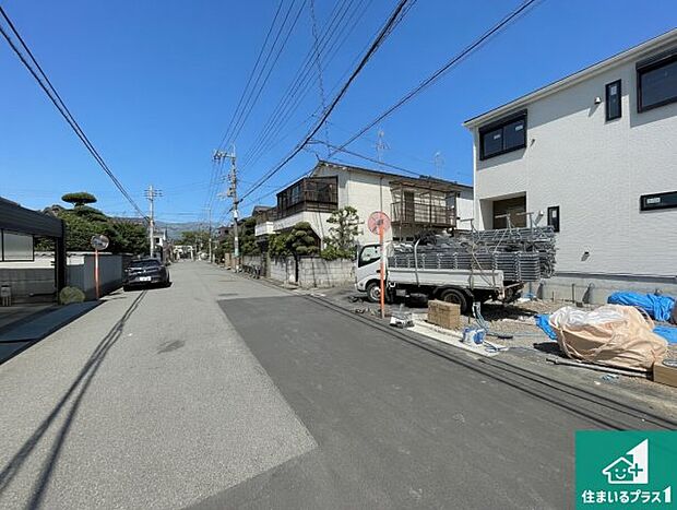周辺は落ち着いた街並みの住宅地！子育てがしやすい住環境です！まだ未完成ですが、現地でしかわからない事もございます。是非一度ご覧ください。