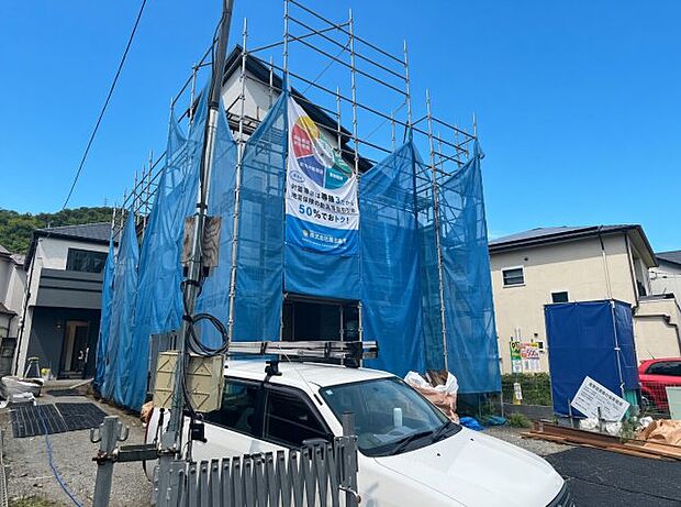 周辺は落ち着いた街並みの住宅地!子育てがしやすい住環境です!まだ未完成ですが、現地でしかわからない事もございます。是非一度ご覧ください。