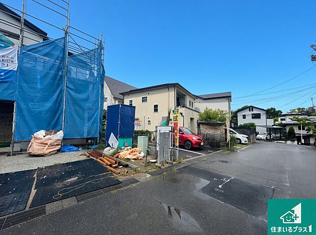 周辺は落ち着いた街並みの住宅地!子育てがしやすい住環境です!まだ未完成ですが、現地でしかわからない事もございます。是非一度ご覧ください。