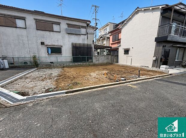 周辺は落ち着いた街並みの住宅地!子育てがしやすい住環境です!まだ未完成ですが、現地でしかわからない事もございます。是非一度ご覧ください。