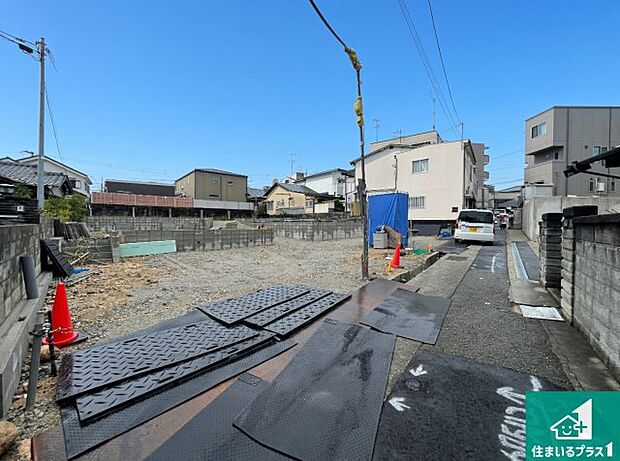 周辺は落ち着いた街並みの住宅地!子育てがしやすい住環境です!まだ未完成ですが、現地でしかわからない事もございます。是非一度ご覧ください。