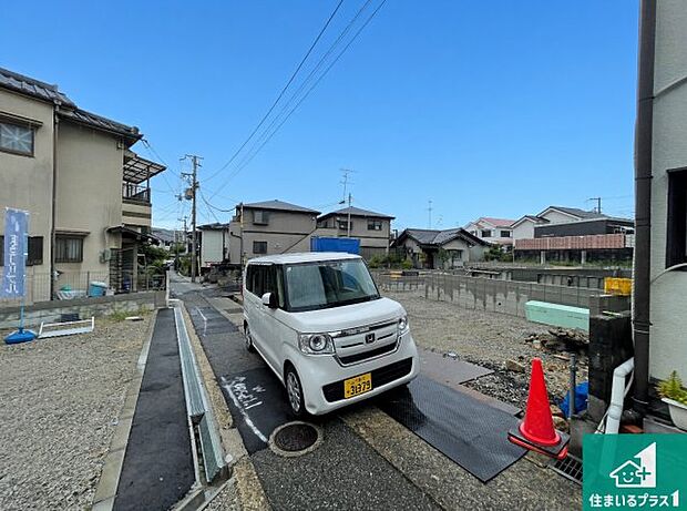 周辺は落ち着いた街並みの住宅地!子育てがしやすい住環境です!まだ未完成ですが、現地でしかわからない事もございます。是非一度ご覧ください。