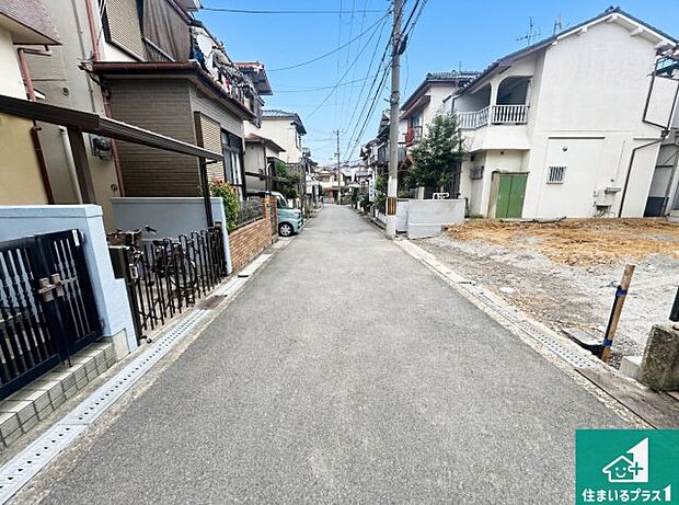 周辺は落ち着いた街並みの住宅地!子育てがしやすい住環境です!まだ未完成ですが、現地でしかわからない事もございます。是非一度ご覧ください。