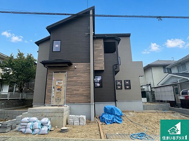 周辺は落ち着いた街並みの住宅地!子育てがしやすい住環境です!まだ未完成ですが、現地でしかわからない事もございます。是非一度ご覧ください。