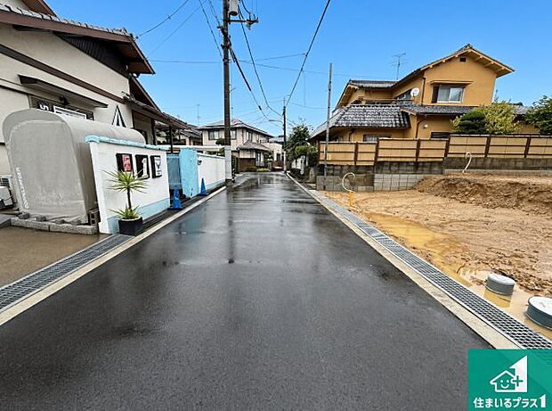 周辺は落ち着いた街並みの住宅地!子育てがしやすい住環境です!まだ未完成ですが、現地でしかわからない事もございます。是非一度ご覧ください。