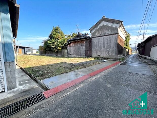 周辺は閑静な住宅街です。前面道路もしっかりと有りますので車の出し入れも安心ですよ!