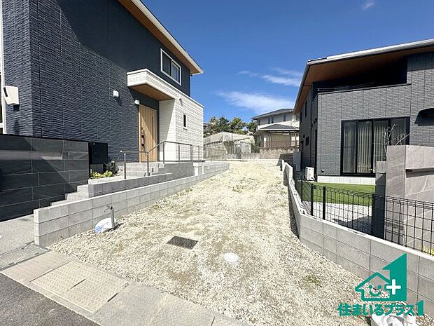 周辺は落ち着いた街並みの住宅地!子育てがしやすい住環境です!まだ未完成ですが、現地でしかわからない事もございます。是非一度ご覧ください。