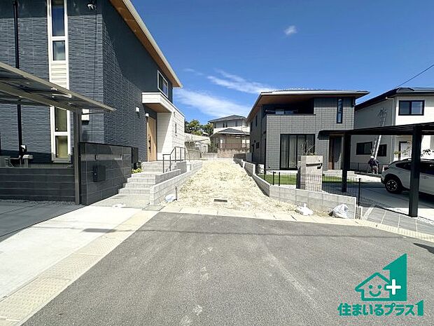 周辺は閑静な住宅街です。前面道路もしっかりと有りますので車の出し入れも安心ですよ!