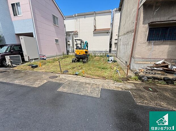 周辺は落ち着いた街並みの住宅地!子育てがしやすい住環境です!まだ未完成ですが、現地でしかわからない事もございます。是非一度ご覧ください。