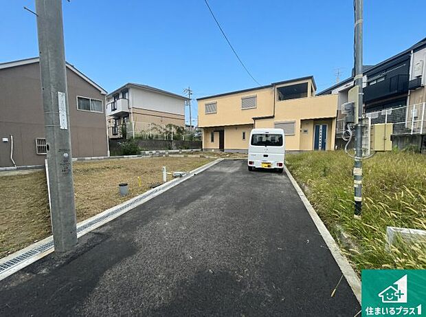 周辺は落ち着いた街並みの住宅地！子育てがしやすい住環境です！まだ未完成ですが、現地でしかわからない事もございます。是非一度ご覧ください。