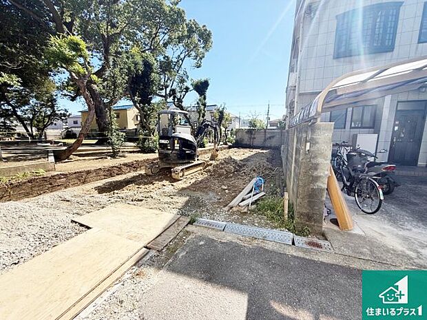 周辺は落ち着いた街並みの住宅地！子育てがしやすい住環境です！まだ未完成ですが、現地でしかわからない事もございます。是非一度ご覧ください。