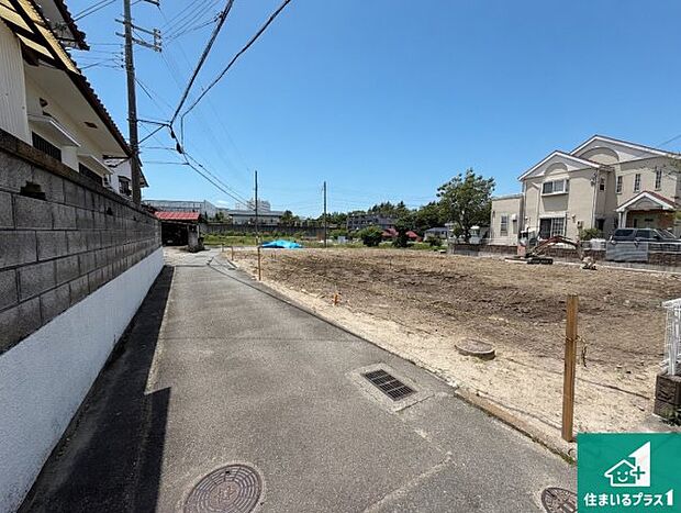 周辺は落ち着いた街並みの住宅地！子育てがしやすい住環境です！まだ未完成ですが、現地でしかわからない事もございます。是非一度ご覧ください。