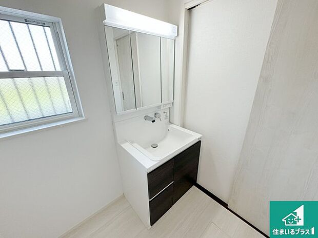 【独立洗面台】清潔感のある洗面台です。フラットな鏡は掃除がしやすく毎日清潔!鏡裏には収納があるのでスッキリとした洗面台が保てます。