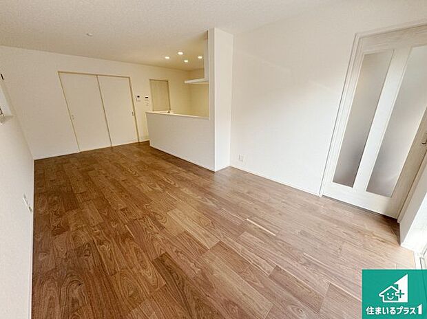 【居間・リビング】日当たり良好の明るいリビングで朝の目覚めもスッキリできそう!対面キッチンでご家族のコミュニケーションも自然と増える設計!小さなお子様が遊ぶスペースを作っても広々とくつろげるLDK!