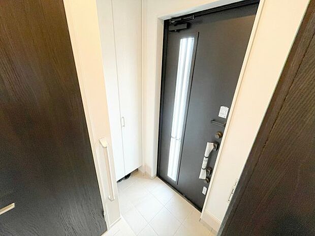 【玄関】シューズボックスにはたくさんの靴が収納できるので玄関周りはいつもスッキリ！ご家族が増えても安心！