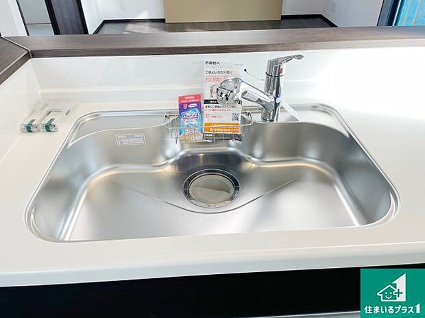 【キッチンシンク】蛇口の先端に浄水器を内蔵しています！原水と浄水、お湯と冷水、シャワーの切替えがワンタッチなので用途によって使い分けられます。