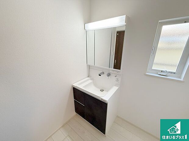 【独立洗面台】清潔感のある洗面台です。フラットな鏡は掃除がしやすく毎日清潔！鏡裏には収納があるのでスッキリとした洗面台が保てます。
