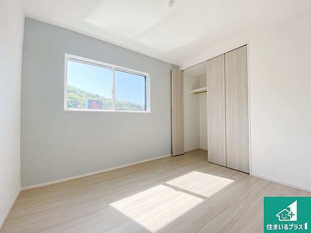 【洋室】収納スペースが充実しているので子供の成長に合わせてたくさん収納ができます!家族構成に合わせた様々な活用ができる収納!