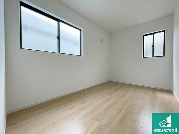 【洋室】シンプルな洋室は、自分好みのインテリアが楽しめます♪ご家族とインテリアや家具を選びに行くのは新築購入時の醍醐味の一つです。ぜひお楽しみください♪