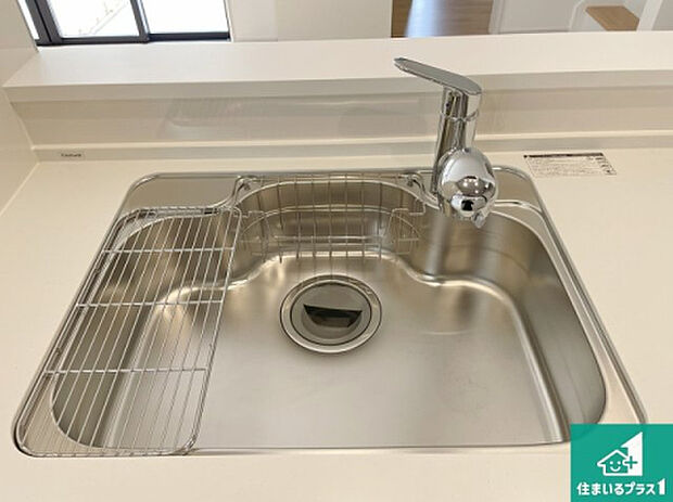 【キッチンシンク】蛇口の先端に浄水器を内蔵しています！原水と浄水、お湯と冷水、シャワーの切替えがワンタッチなので用途によって使い分けられます。