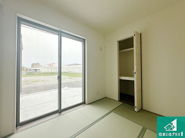 【和室】一室あると便利な和室は客間としてだけでなく、小さなお子様のプレイルームやみんなでお昼寝もいいですね。モダンな扉の押し入れもたっぷり収納力!【現地写真】