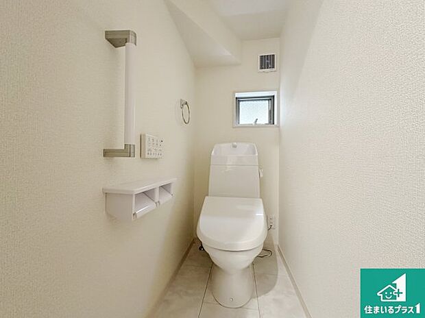 【トイレ】1・2階の2ヶ所にあるので、朝の忙しい時間の順番待ちもなく、深夜の利用にも大変便利です。