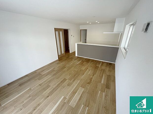 【居間・リビング】日当たり良好の明るいリビングで朝の目覚めもスッキリできそう！対面キッチンでご家族のコミュニケーションも自然と増える設計！小さなお子様が遊ぶスペースを作っても広々とくつろげるLDK！