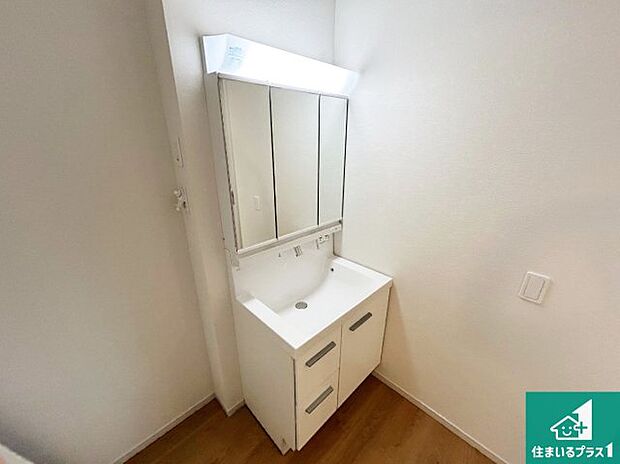 【独立洗面台】清潔感のある洗面台です。フラットな鏡は掃除がしやすく毎日清潔!鏡裏には収納があるのでスッキリとした洗面台が保てます。