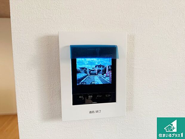 【カラーモニターインターホン】声だけでなく来訪者の姿や顔がモニターで確認できるので、小さなお子様がいらっしゃるご家庭でも安心できます!