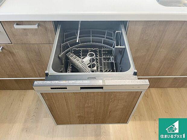 【食器洗い乾燥機】食事後の一仕事、食器洗いをボタン一つでお任せできちゃいます!場所を取らないビルトイン式なので、お料理スペースもしっかり確保!